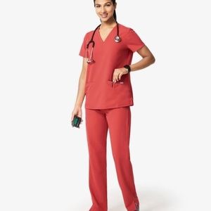 FIGS bundle - Clay Casma Three Pocket Scrub Top & Yola Petite Skinny Scrub Pants